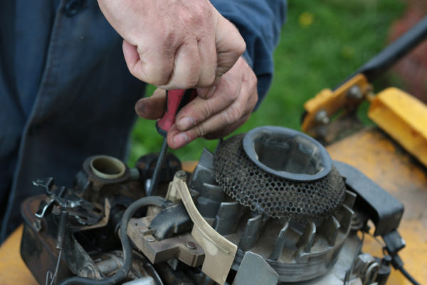 repairing lawn mower engine Rasenmäher Service | Passecker Gartentechnik